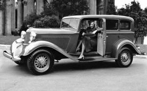 DeSoto Six Custom 4-Door Sedan